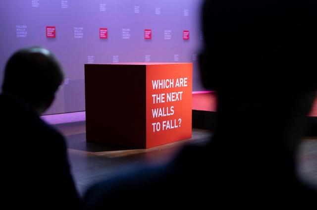 Zdjęcie przedstawia scenę konkursu Falling Walls Lab Warsaw 