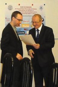 Na zdjęciu od lewej: mgr inż. Dominik Czarniak, prof. Stanisław Radkowski, Dziekan Wydziału SiMR