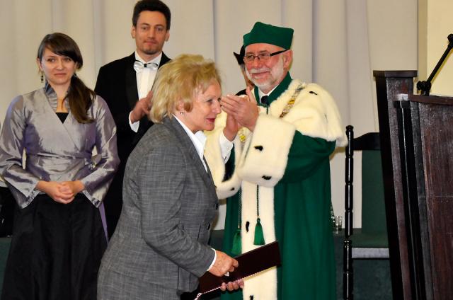 Profesor Urszula Domańska odbiera Nagrodę Naukową z rąk Rektora PW