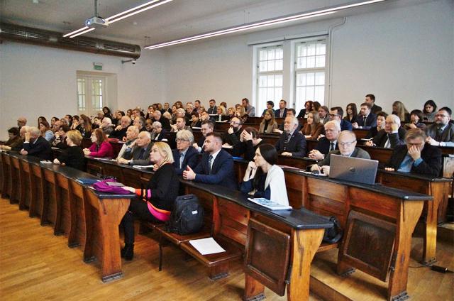 Zdjęcie przedstawia uczestników konferencji inaugurującej 100-lecie Towarzystwa Urbanistów Polskich 