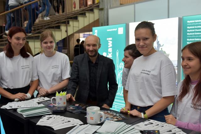 Zdjęcie przedstawia prof. Roberta Zalewskiego w otoczeniu studentów uczelni